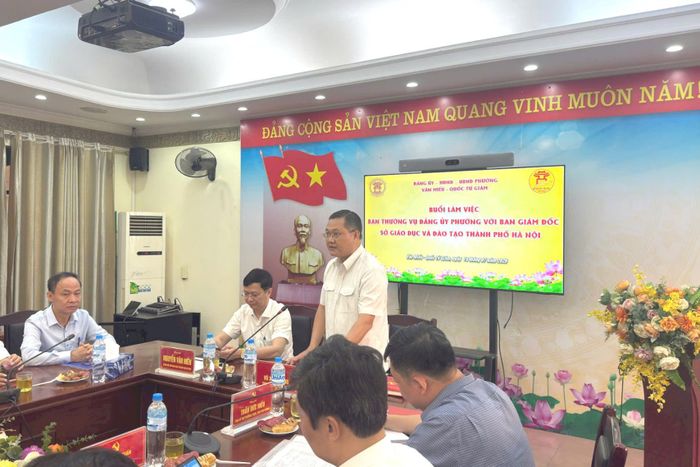 Bí thư Đảng ủy phường Văn Miếu - Quốc Tử Giám Vũ Xuân Hùng phát biểu tại buổi làm việc. Ảnh: An Quyên