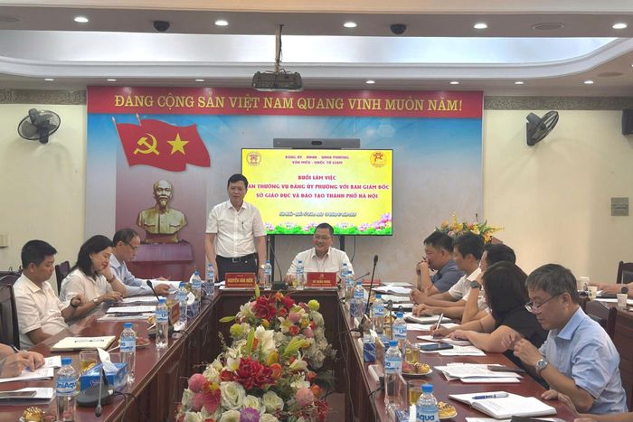 Giám đốc Sở Giáo dục và Đào tạo Hà Nội Nguyễn Văn Hiền trao đổi tại buổi làm việc. Ảnh: An Quyên