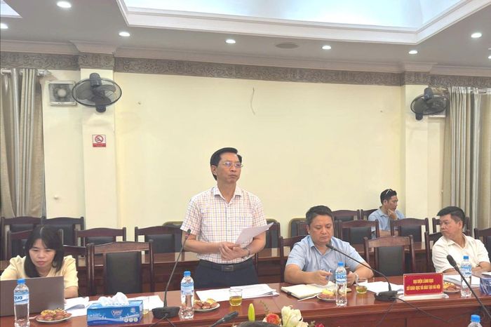 Thành viên đoàn công tác trao đổi tại buổi làm việc. Ảnh: An Quyên