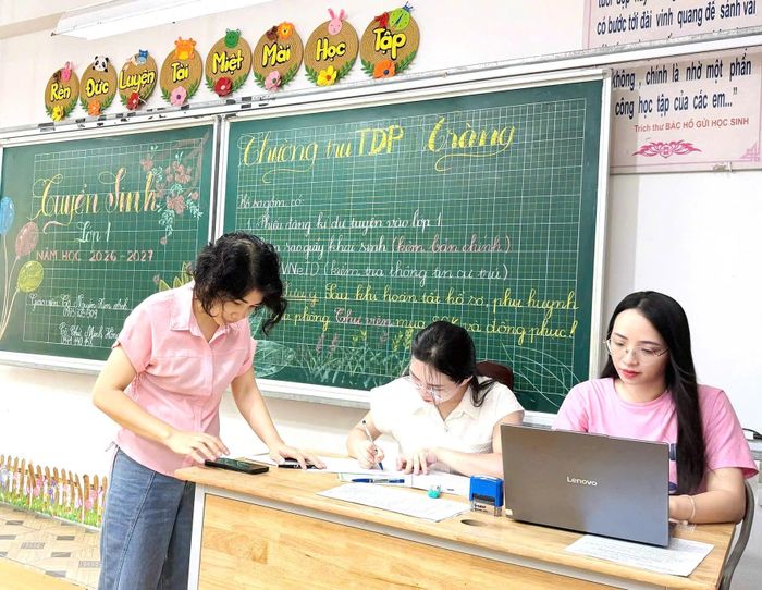 Công tác hướng dẫn tuyển sinh tại trường Tiều học Chu Văn An, phường Thanh Liệt. Ảnh: Đào Tuyết