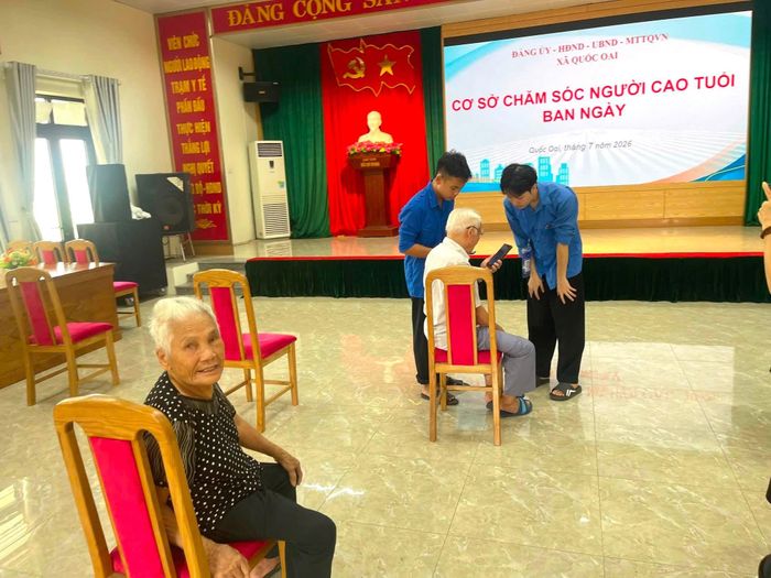 Đoàn Thanh niên xã hướng dẫn cài đặt và sử dụng VNeID, ứng dụng chăm sóc sức khỏe. Ảnh: PV