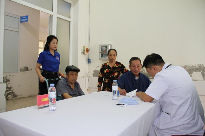 Lực lượng đoàn viên, thanh niên túc trực sẵn sàng hỗ trợ các thương, bệnh binh trong quá trình thăm khám. Ảnh: Biên Phạm
