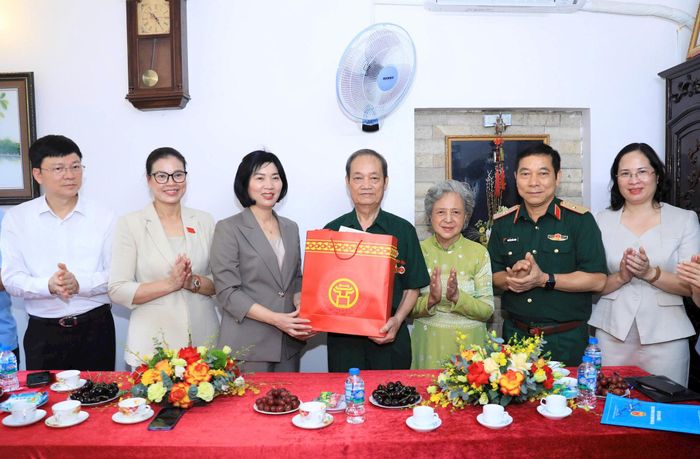 Chủ tịch HĐND thành phố Hà Nội Phùng Thị Hồng Hà tặng quà gia đình thương binh Vũ Trọng Được. Ảnh: Quang Thái