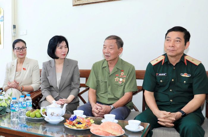 Chủ tịch HĐND thành phố Hà Nội Phùng Thị Hồng Hà thăm hỏi gia đình thương binh Đặng Đình Chiến. Ảnh: Quang Thái