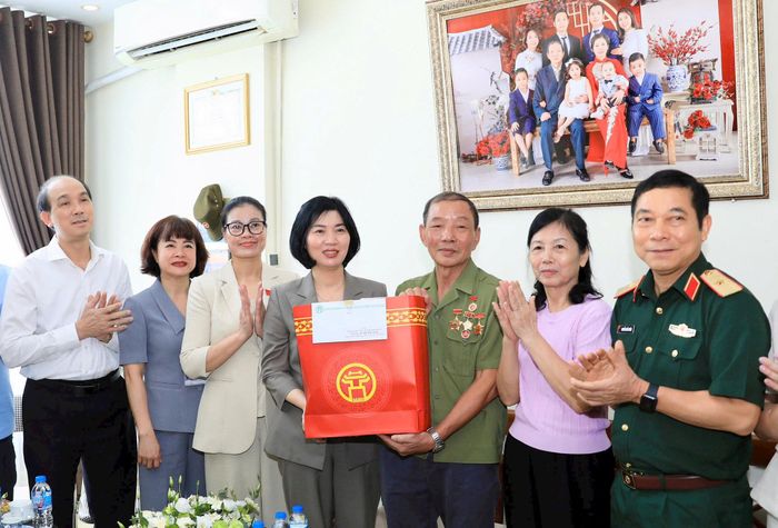 Chủ tịch HĐND thành phố Hà Nội Phùng Thị Hồng Hà tặng quà gia đình thương binh Đặng Đình Chiến. Ảnh: Quang Thái