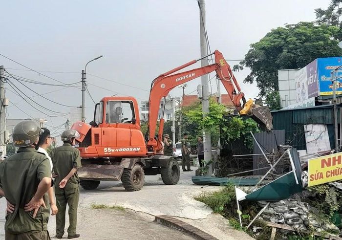 Ngày 15-7, xã Cổ Đô giải tỏa công trình vi phạm trên đê hữu Hồng. Ảnh: Kim Nhuệ