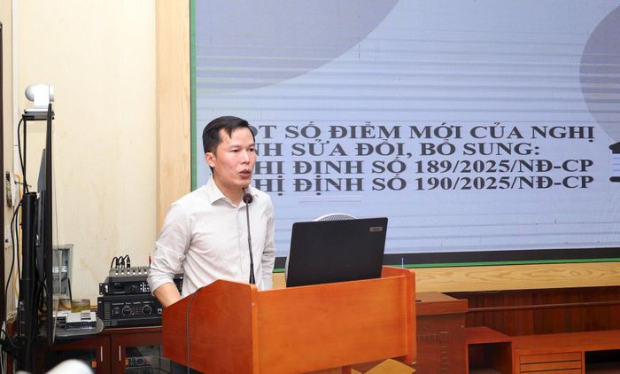 Phó Trưởng phòng Quản lý đê điều (Chi cục Thủy lợi và Phòng, chống thiên tai Hà Nội) Nguyễn Nguyên Hoàng giới thiệu các quy định mới về quản lý, xử lý vi phạm pháp luật đê điều. Ảnh: Kim Nhuệ