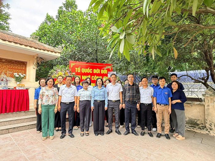 Tập thể cán bộ, đoàn viên Chi đoàn Cơ quan Văn phòng Thành ủy Hà Nội chụp ảnh lưu niệm tại Di tích cách mạng kháng chiến Bến phà Cầu phao Khuyến Lương. Ảnh: PV
