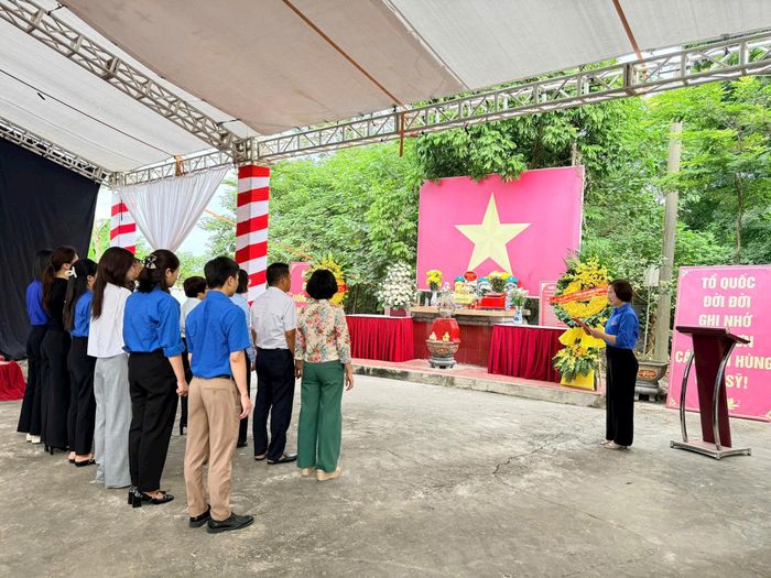Đoàn đại biểu dành phút mặc niệm tưởng nhớ công lao to lớn của các anh hùng liệt sĩ tại Nhà Bia lưu niệm Bến phà Cầu phao Khuyến Lương. Ảnh: PV