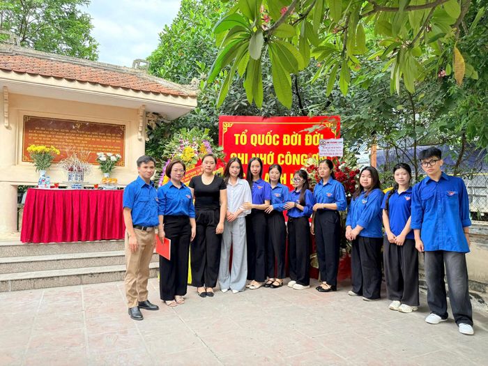 Tuổi trẻ Cơ quan Văn phòng Thành ủy Hà Nội thành kính dâng hương tại "địa chỉ đỏ" Khuyến Lương. Ảnh: PV