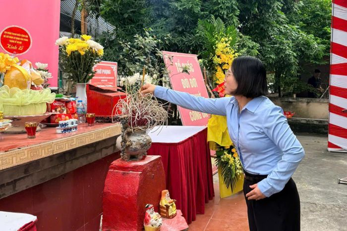 Thành kính thắp nén tâm hương tri ân những người con đã anh dũng hy sinh vì độc lập, tự do của Tổ quốc. Ảnh: PV