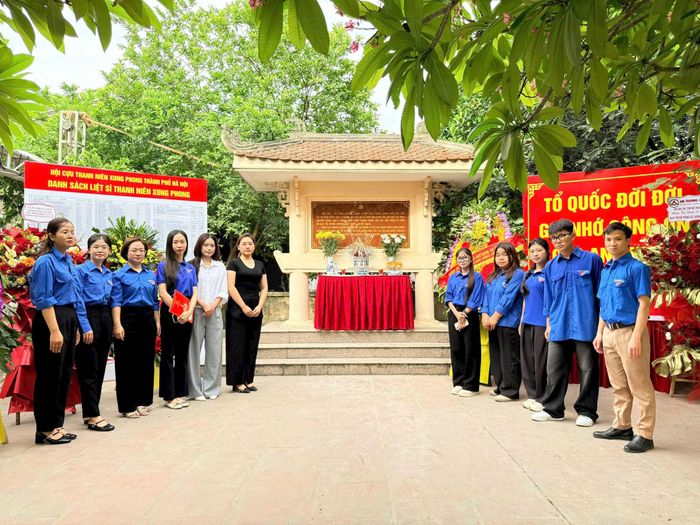 Tuổi trẻ Cơ quan Văn phòng Thành ủy Hà Nội thành kính dâng hương tại "địa chỉ đỏ" Khuyến Lương. Ảnh: PV