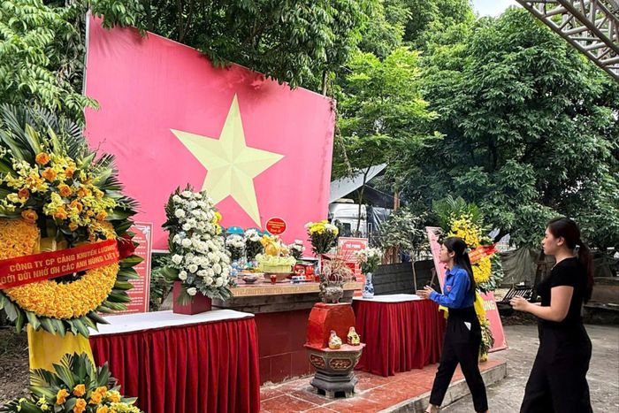 Thế hệ trẻ hôm nay nối dài mạch nguồn tri ân qua từng nén hương thơm dâng lên các Anh hùng liệt sĩ. Ảnh: PV