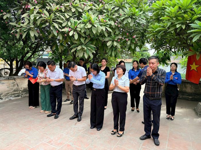 Các đại biểu thành kính dâng hương tại di tích cách mạng. Ảnh: PV