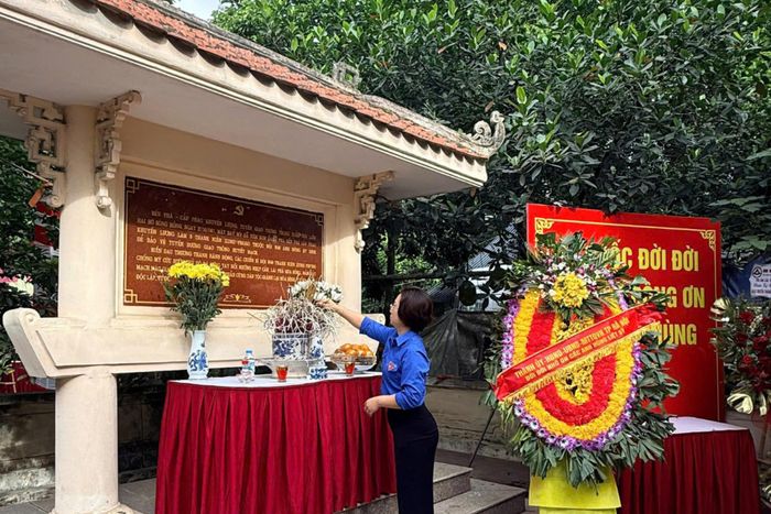 Mỗi nén tâm hương dâng lên là một lời hứa quyết tâm thi đua lao động, học tập của thế hệ trẻ hôm nay. Ảnh: PV