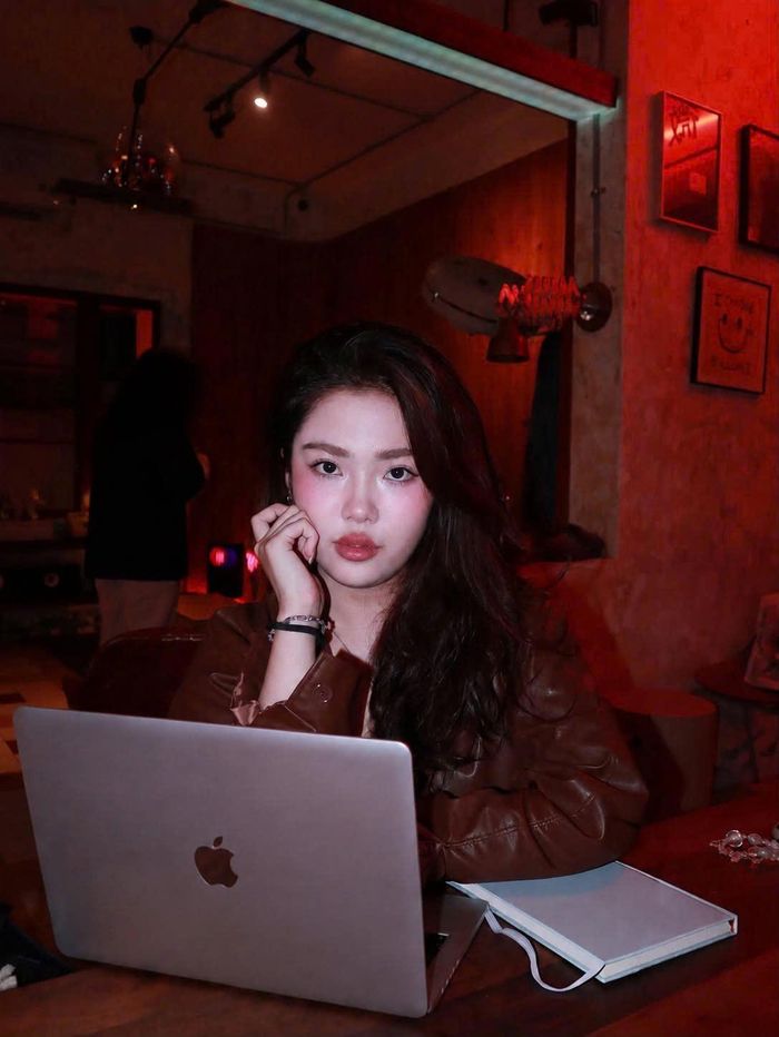 Chị Phạm Tôn Sa chia sẻ Marketing không chỉ là sáng tạo nội dung mà còn là quá trình giải quyết các bài toán kinh doanh. Ảnh: NVCC