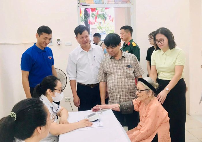 Chủ tịch UBND xã Ngọc Hồi Trần Việt Trung cùng cán bộ lãnh đạo xã và các bác sĩ thăm hỏi, động viên Mẹ Việt Nam Anh hùng Nguyễn Thị Cứu và các đối tượng chính sách đến khám sức khỏe. Ảnh: PV