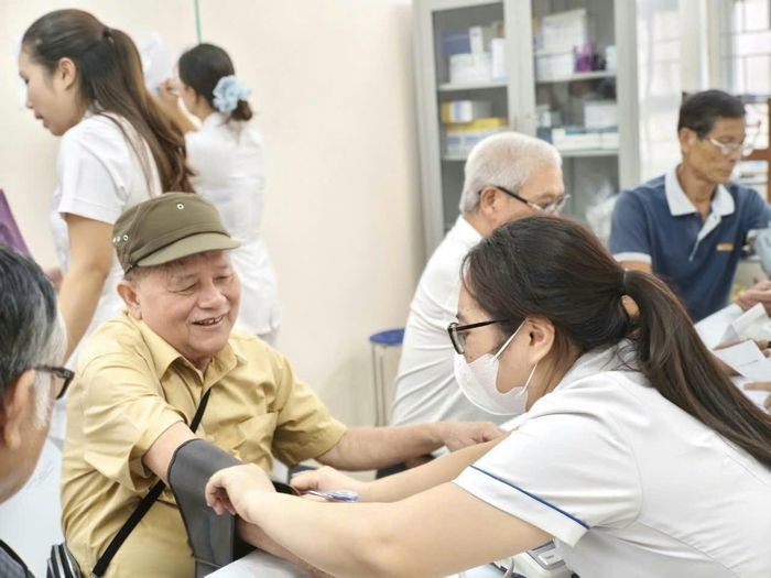 Các bác sĩ thăm khám và tư vấn sức khỏe cho người có công và các đối tượng chính sách. Ảnh: PV