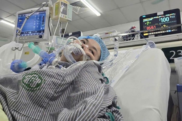 Chị Nguyễn Thị Yến đang được điều trị tích cực tại Bệnh viện Bạch Mai. Ảnh: PV