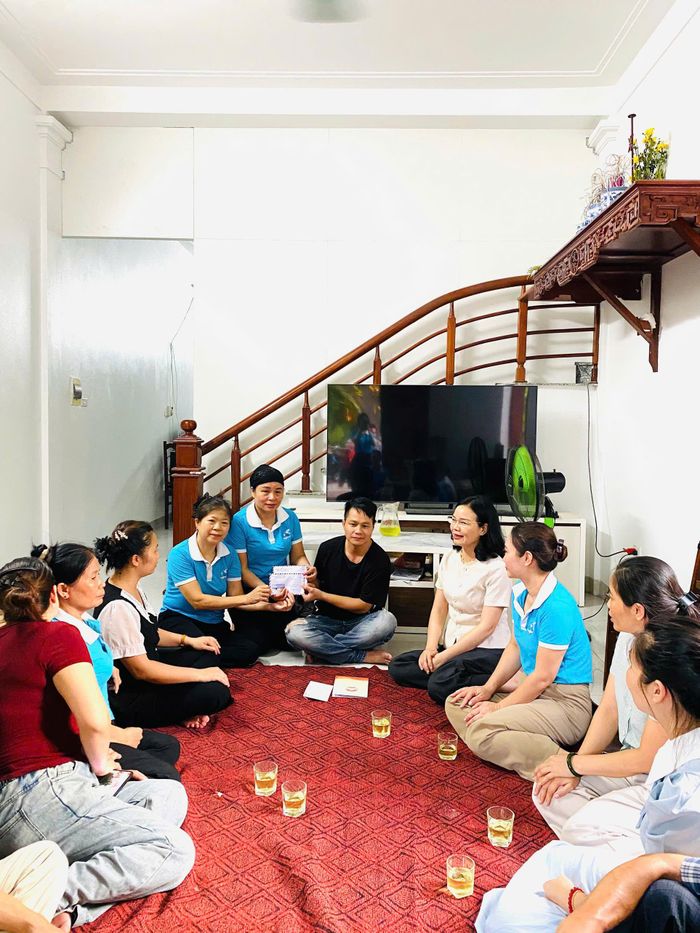 Đại diện các đoàn thể địa phương trao kinh phí hỗ trợ gia đình chị Yến. Ảnh: PV