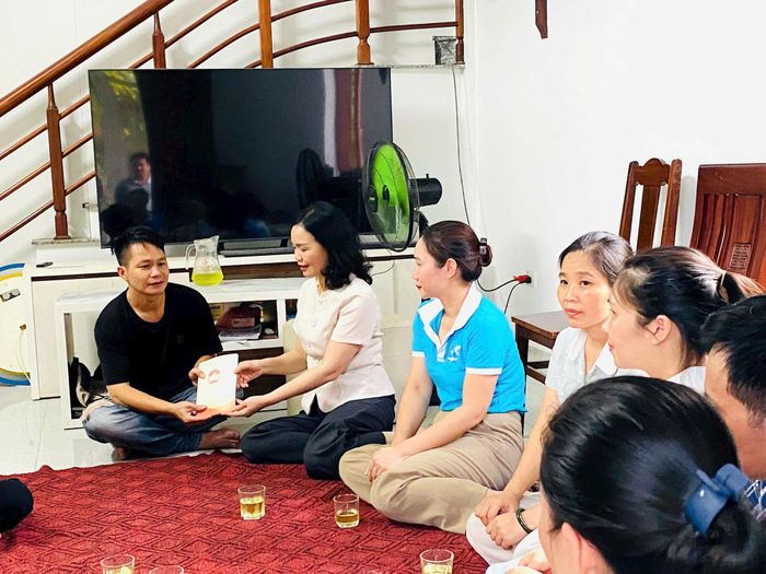 Lãnh đạo Ủy ban MTTQ Việt Nam xã Ô Diên thăm hỏi, động viên gia đình chị Nguyễn Thị Yến. Ảnh: PV