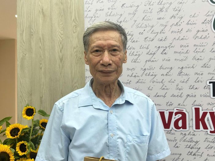 Ông Dương Ngọc Tấn, quê ở Chương Mỹ (Hà Nội) kể lại thời đi B. Ảnh: Nguyễn Thủy