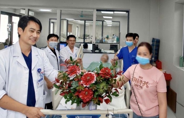 Bệnh nhân N.V.T. (52 tuổi ở Hà Nội) được chuyển về khoa điều trị tích cực sau 6 ngày hồi sức tích cực. Ảnh: BVCC