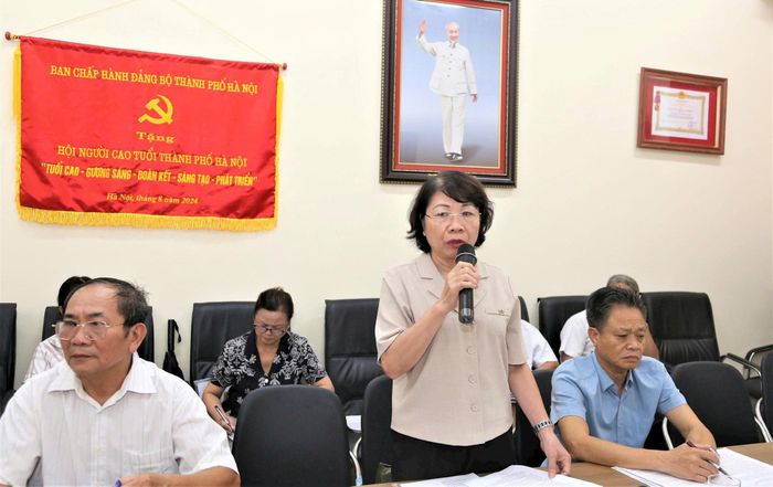 Chủ tịch Hội Người cao tuổi phường Hồng Hà Nguyễn Kim Lan nêu ý kiến. Ảnh: Thanh Hà