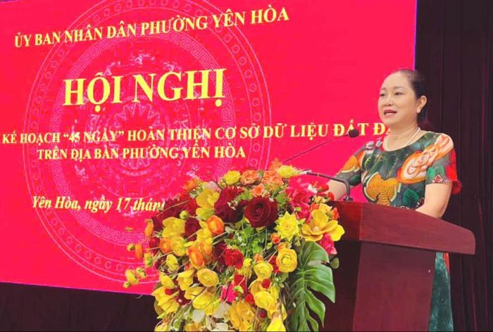 Phó Giám đốc Văn phòng Đăng ký đất đai Hà Nội Đặng Thị Bích Ngọc phát biểu tại hội nghị triển khai chiến dịch "45 ngày" hoàn thiện cơ sở dữ liệu đất đai trên địa bàn phường Yên Hòa. Ảnh: PV