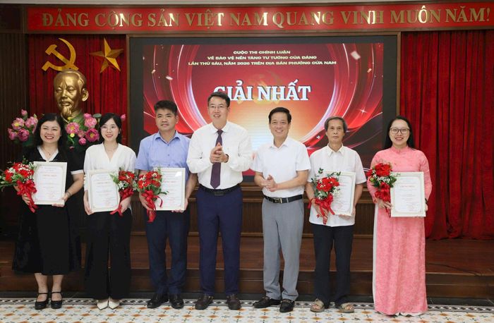 Ban tổ chức trao giải Nhất Cuộc thi chính luận về bảo vệ nền tảng tư tưởng của Đảng lần thứ Sáu, năm 2026. Ảnh: PV