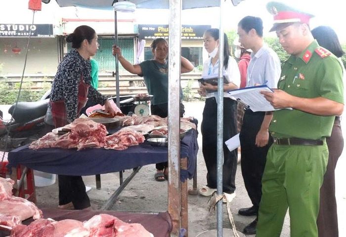 Tăng cường công tác quản lý, kiểm tra hoạt động kinh doanh, buôn bán sản phẩm động vật là giải pháp quan trọng, góp phần bảo vệ sức khỏe, quyền lợi người tiêu dùng và phòng ngừa nguy cơ lây lan dịch bệnh. Ảnh: PV