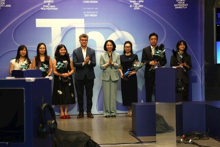 Phó Chủ tịch UBND thành phố Hà Nội Vũ Thu Hà và ông Jonathan Wallace Baker, Trưởng đại diện UNESCO tại Việt Nam tặng hoa chúc mừng thành công của triển lãm. Ảnh: Vi Giáng
