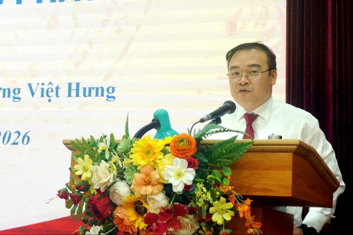 Phó Bí thư Đảng ủy, Chủ tịch UBND phường Việt Hưng Vũ Xuân Trường phát biểu tại kỳ họp. Ảnh: B.Duy