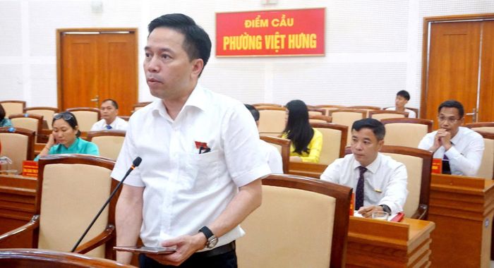 Ông Đỗ Đình Tùng, Giám đốc Bệnh viện Đa khoa Đức Giang tham gia thảo luận tại kỳ họp. Ảnh: B.Duy