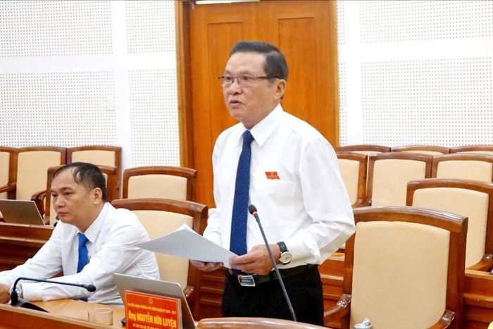 Bí thư Chi bộ Tổ dân phố Đức Giang 2 Nguyễn Hữu Luyện nêu ý kiến tại kỳ họp. Ảnh: B.Duy