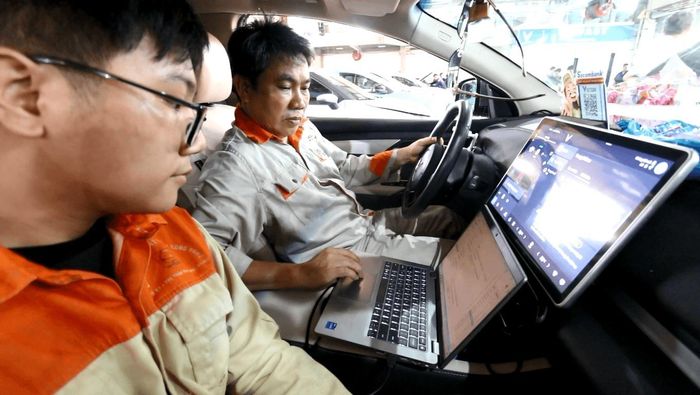 Học viên Trường Cao đẳng nghề Kỹ thuật Công nghệ vừa học lý thuyết vừa được thầy giáo chỉ dạy, thực hành trực tiếp. Ảnh: Công Phương