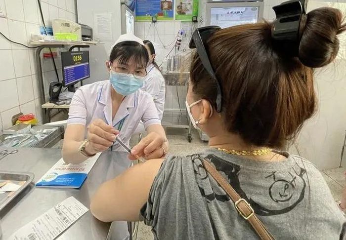 Người bị phơi nhiễm phải đến cơ sở y tế gần nhất để được tư vấn và tiêm vắc-xin phòng dại kịp thời. Ảnh: Duy Tính
