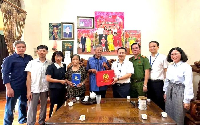 Chủ tịch UBND phường Vũ Duy Hùng cùng đoàn công tác thăm các gia đình chính sách, người có công. Ảnh TT