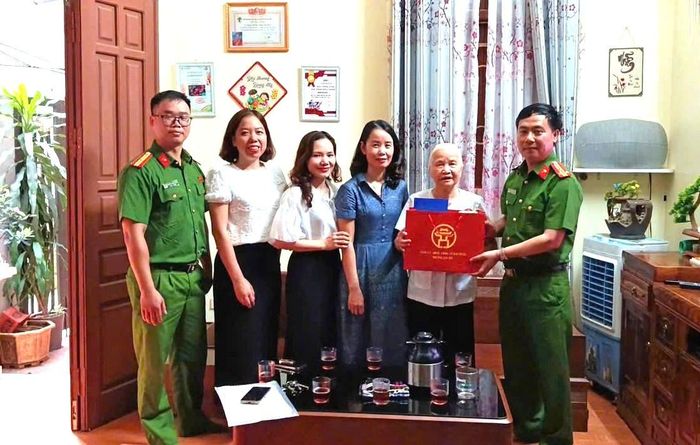Hoạt động thăm hỏi, tặng quà của các đồng chí lãnh đạo phường thể hiện đạo lý "Uống nước nhớ nguồn", "Đền ơn đáp nghĩa" của dân tộc . Ảnh TT