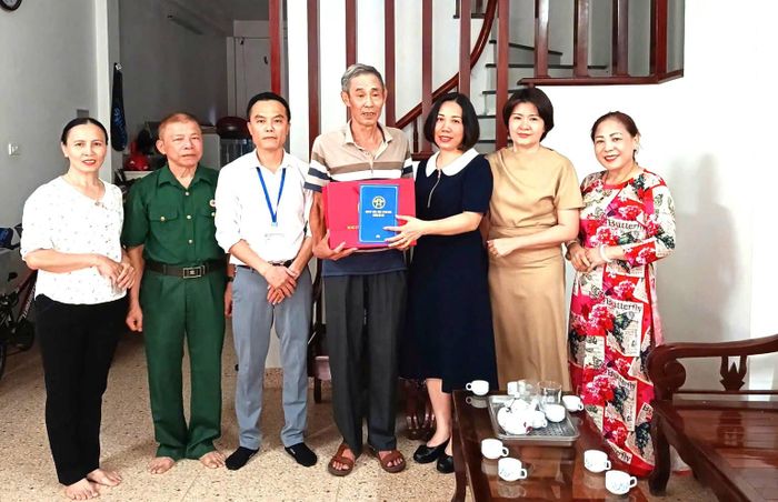 Phó Chủ tịch HĐND phường Tây Tựu Đỗ Thị Ngân cùng đoàn công tác thăm và trao tặng quà gia đình thương binh, gia đình chính sách, người có công. Ảnh TT