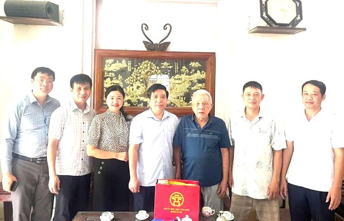 Bí thư Đảng ủy phường Tây Tựu Nguyễn Hữu Tuyên thăm hỏi và tặng quà gia đình thương binh, người có công. Ảnh TT