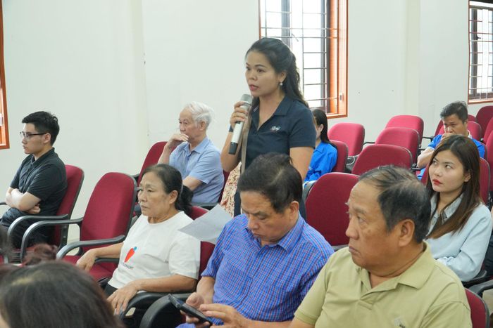 Nhiều kiến nghị của người dân, doanh nghiệp đã được Chủ tịch và các phòng, ban UBND phường trả lời tích cực tại hội nghị. Ảnh: Huy Hoàng