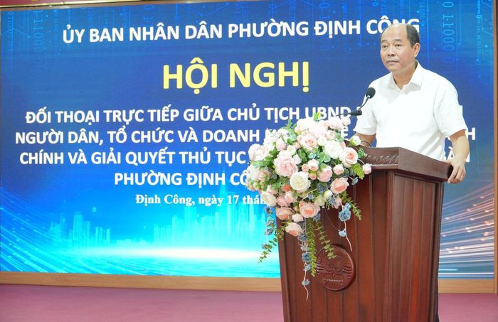 Phó Bí thư Đảng ủy, Chủ tịch UBND phường Định Công Nguyễn Tuấn Anh phát biểu tại hội nghị. Ảnh: Huy Hoàng