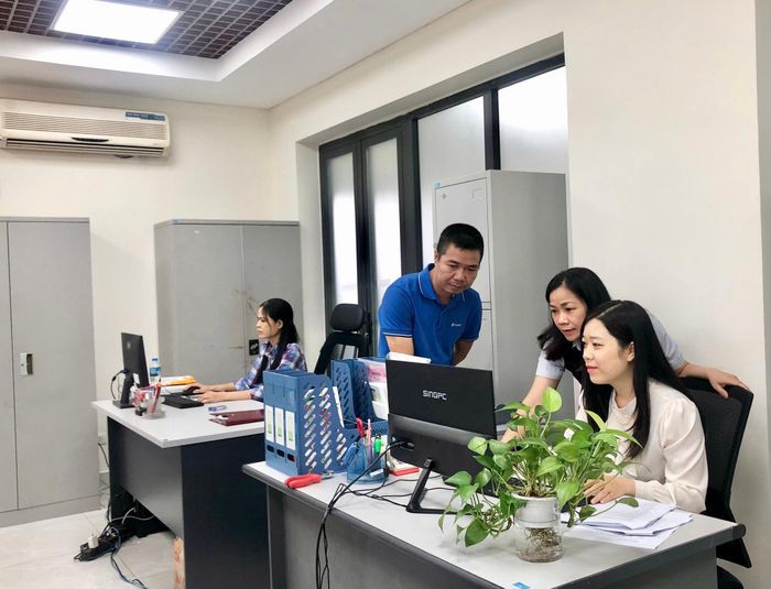Đội ngũ kỹ thuật VNPT hỗ trợ UBND phường Hồng Hà vận hành chính quyền hai cấp trong ngày đầu 1-7. Ảnh: Trần Yến