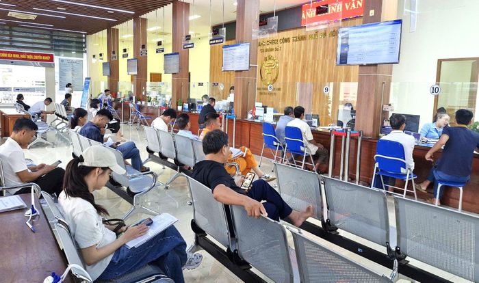 Nhiều người dân tới Trung tâm Phục vụ hành chính công thành phố Hà Nội - Chi nhánh số 7 để thực hiện các thủ tục hành chính. Ảnh: PV