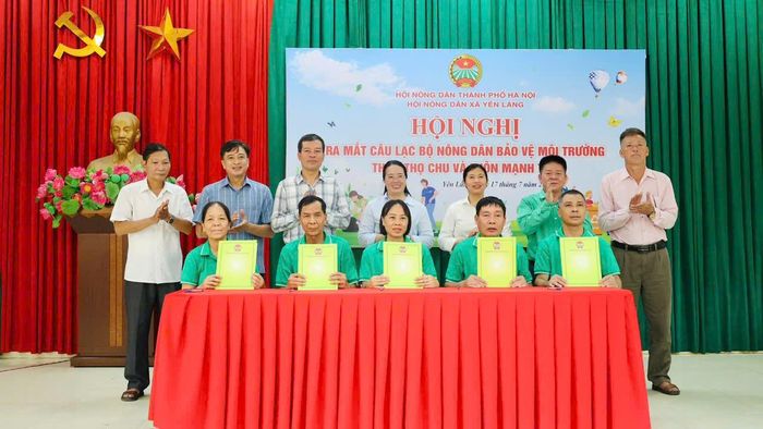 Các chi, tổ hội nông dân xã Yên Lãng ký cam kết chung tay bảo vệ môi trường. Ảnh: Hải Yến