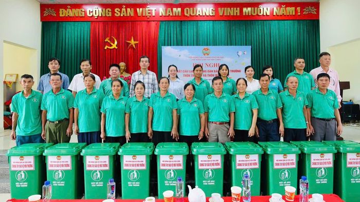 Hội Nông dân xã Yên Lãng tặng 25 thùng đựng rác bố trí tại các điểm công cộng trên địa bàn. Ảnh: Hải Yến