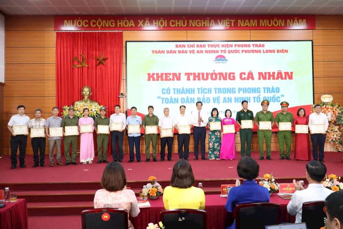 Lãnh đạo phường Long Biên trao khen thưởng cho các tập thể, cá nhân tại ngày hội “Toàn dân bảo vệ an ninh Tổ quốc” năm 2026. Ảnh: Thế Dương