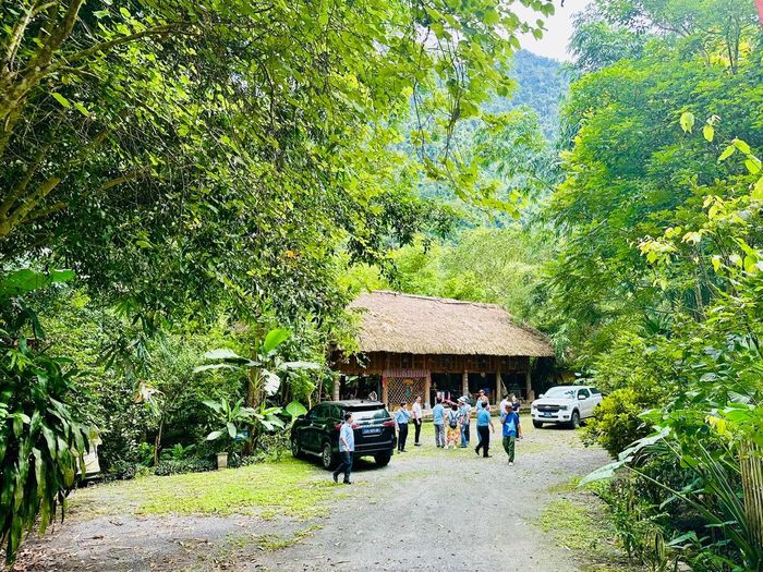 Khảo sát du lịch cộng đồng tại homestay Nặm Đíp (Lâm Bình). Ảnh: Hoàng Quyên