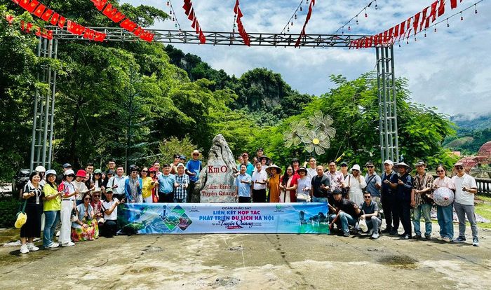 Từ ngày 15 đến 17-7, Sở Du lịch Hà Nội phối hợp với Sở Văn hóa, Thể thao và Du lịch Tuyên Quang tổ chức chương trình khảo sát với sự tham gia của hơn 60 doanh nghiệp lữ hành để đánh giá tiềm năng, tài nguyên du lịch của tỉnh Tuyên Quang. Ảnh: Hoàng Quyên